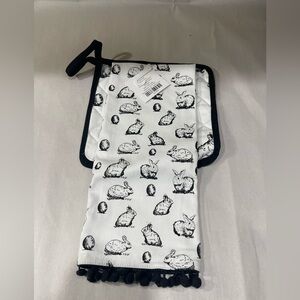 Bunny Kitchen Towel Bunny Pot Holder Set- 8 x 8”  NWT